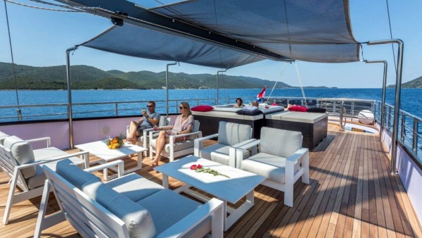 Sailing Yacht Rara Avis